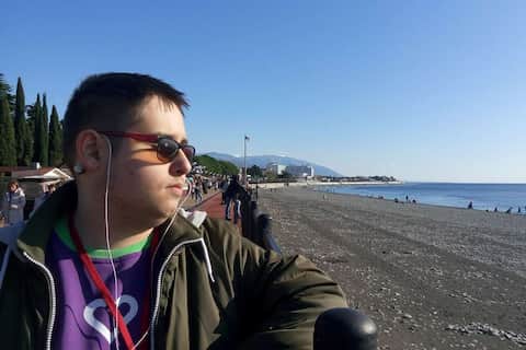 Артём глядит задумчиво в даль